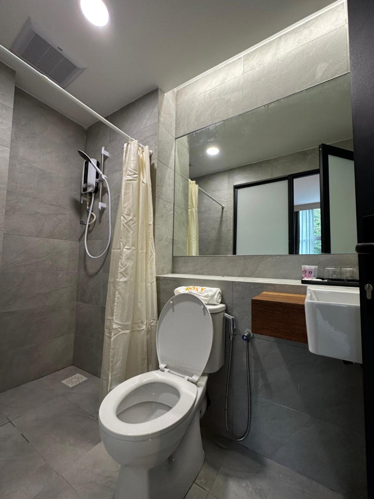 Roxy Hotel Aiman Кучинг Екстериор снимка